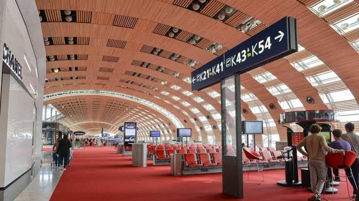 Hall d'embarquement du Terminal 2 de l'aéroport Charles-de-Gaulle, point de rendez-vous des transferts en autocar