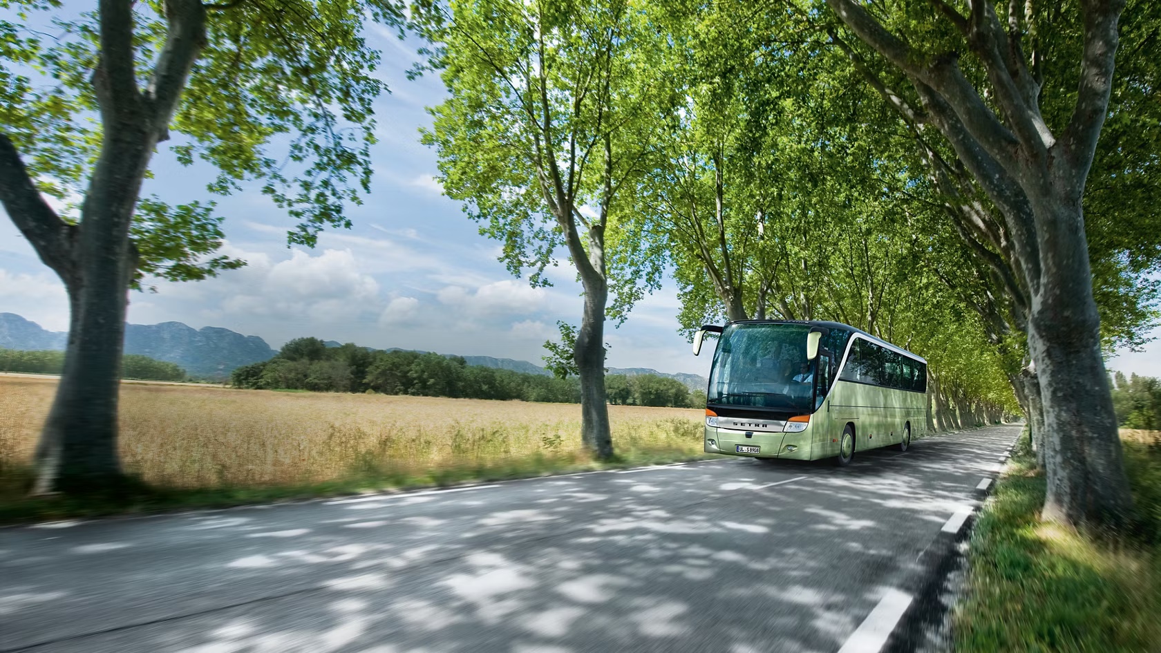 Tour de contrôle et hall Orly 3 de l'aéroport de Paris-Orly, point de rendez-vous des transferts en autocar
