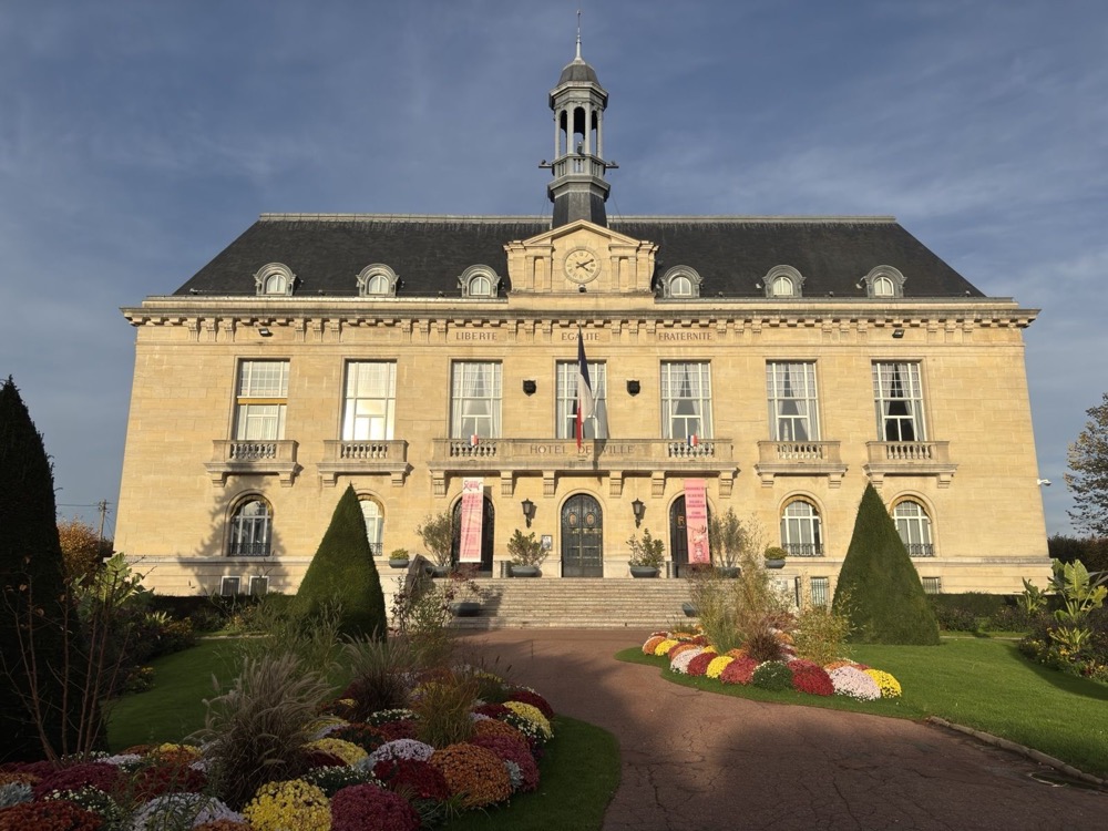 Hôtel de ville d'Aulnay-sous-Bois, façade historique et jardins fleuris