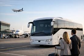 Couple embarquant à bord d'un autocar de tourisme sur le tarmac d'un aéroport