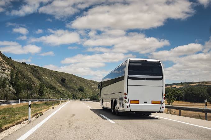 Autocar de tourisme pour location avec chauffeur à Cergy