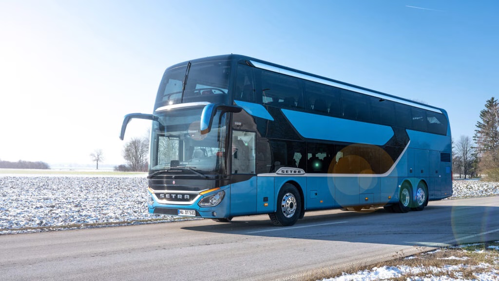 Autocar Setra à impériale (double étage) sur une route enneigée, une option pour les groupes de grande capacité