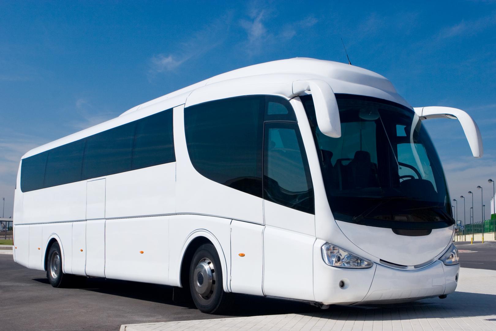 Autocar de tourisme blanc stationné, modèle adapté à la location d'un autocar 75 places avec chauffeur