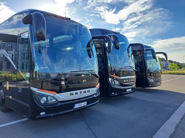 Trois autocars de tourisme Setra alignés, illustrant une flotte adaptée à la location de bus avec chauffeur