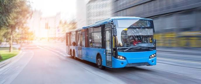 Bus urbain bleu circulant en ville, exemple de transport en commun de courte distance