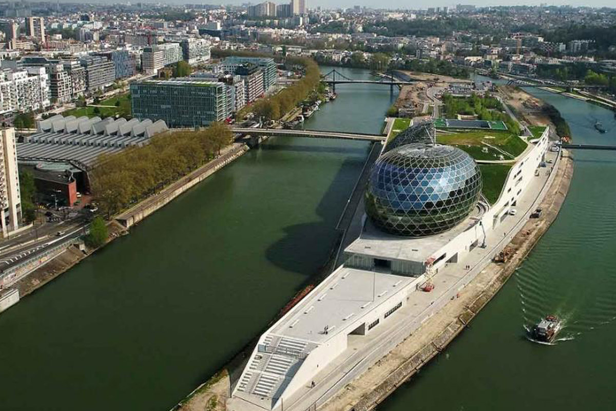 Vue aérienne de l'Île Seguin à Boulogne-Billancourt avec la Seine Musicale et les tours résidentielles