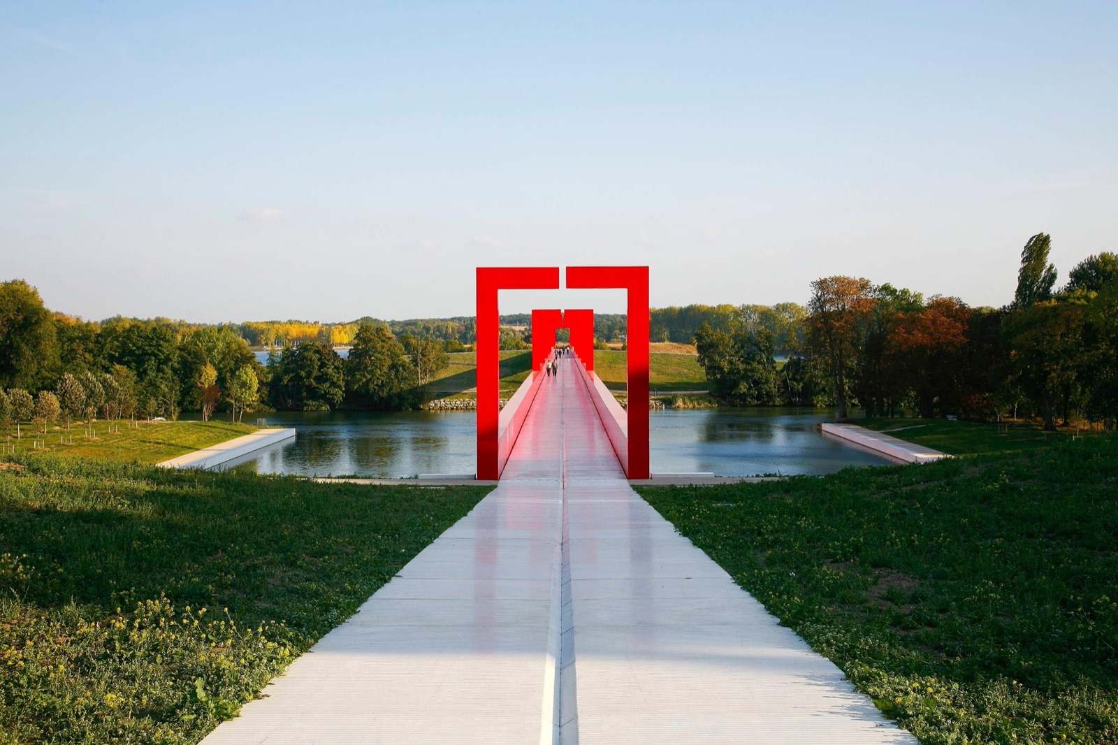 La passerelle rouge de l'Axe majeur à Cergy, œuvre monumentale de Dani Karavan