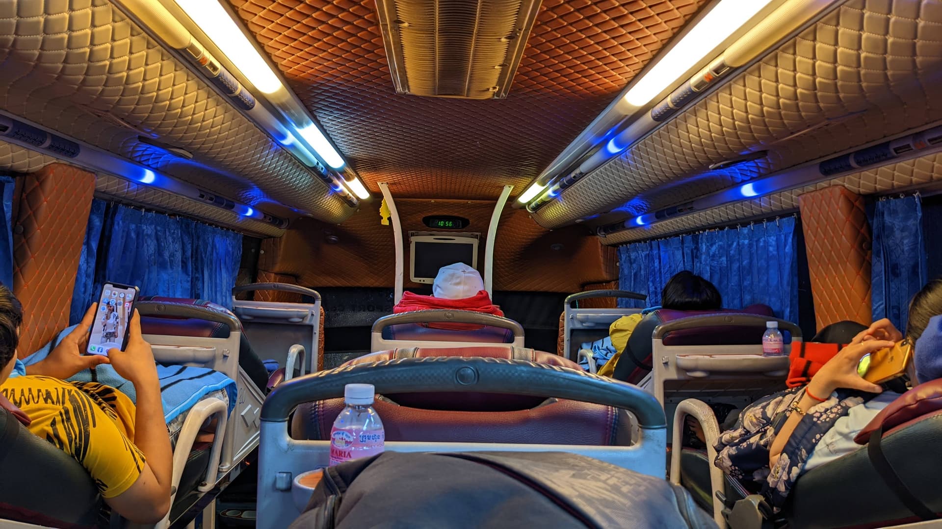 Intérieur d'un autocar couchette de nuit avec couchettes et rideaux, départ depuis Paris