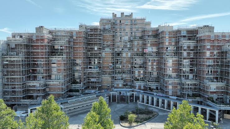 Immeuble résidentiel emblématique d'Évry-Courcouronnes en cours de rénovation urbaine