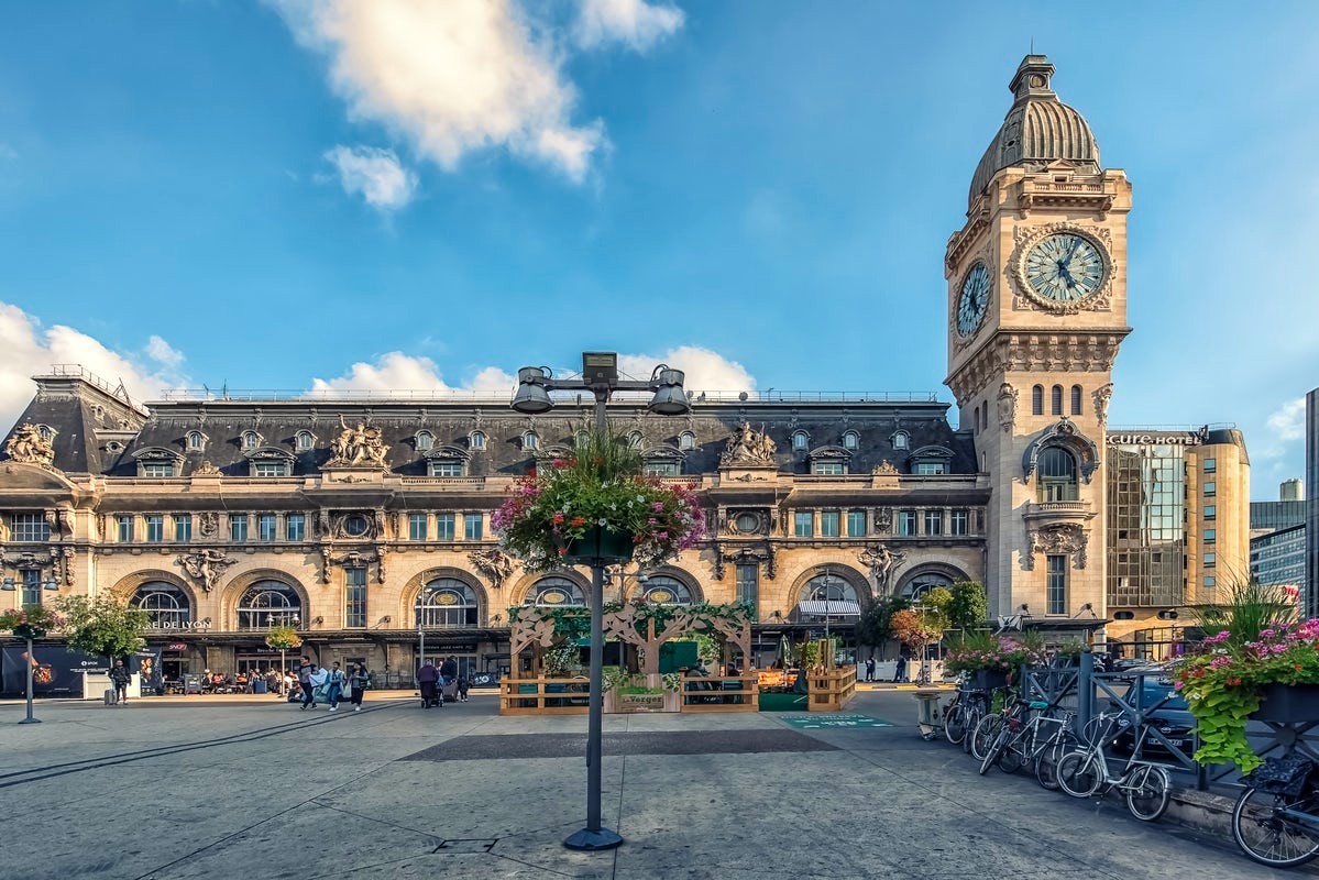 Façade et tour de l'horloge de la Gare de Lyon à Paris, terminus des TGV vers le Sud-Est et la Suisse