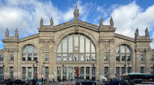 Façade monumentale de la Gare du Nord à Paris, terminus de l'Eurostar et du Thalys