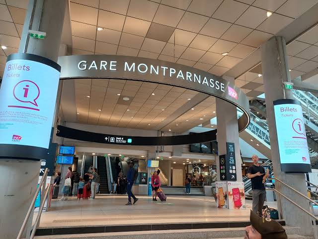 Hall d'accès de la Gare Montparnasse à Paris, terminus du TGV Atlantique vers la Bretagne et le Sud-Ouest