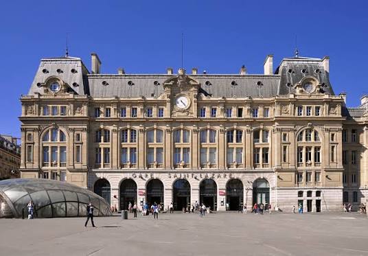 Façade de la Gare Saint-Lazare à Paris, terminus historique des liaisons vers la Normandie