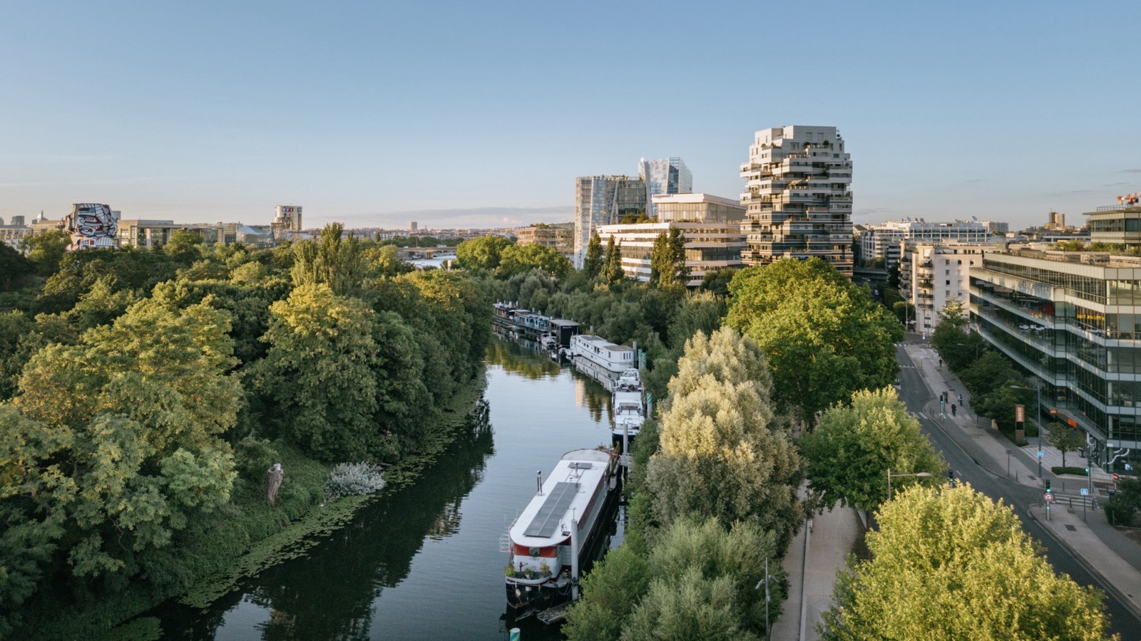 Vue aérienne d'Issy-les-Moulineaux avec la Seine et les tours du quartier d'affaires Val de Seine