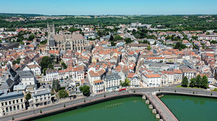 Vue aérienne de la cathédrale Saint-Étienne de Meaux et des bords de Marne