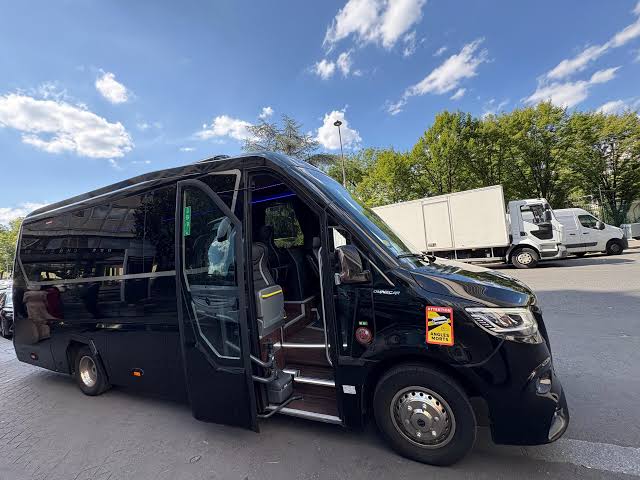 Minibus de location avec chauffeur pour petit groupe à Paris