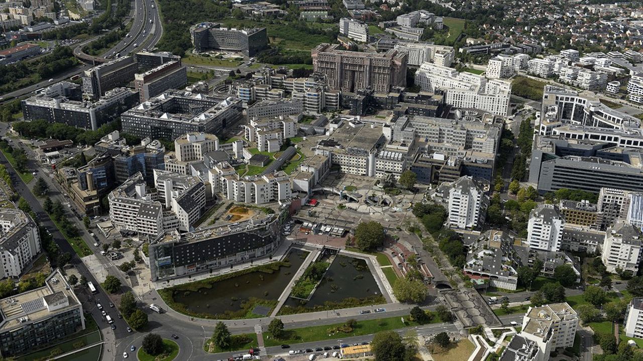 Vue panoramique sur Noisy-le-Grand depuis le parc des Coteaux-d'Avron, Espaces d'Abraxas en arrière-plan (93)