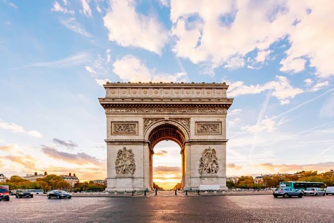 Arc de Triomphe et place de l'Étoile à Paris, point de passage fréquent des circuits en autocar de tourisme