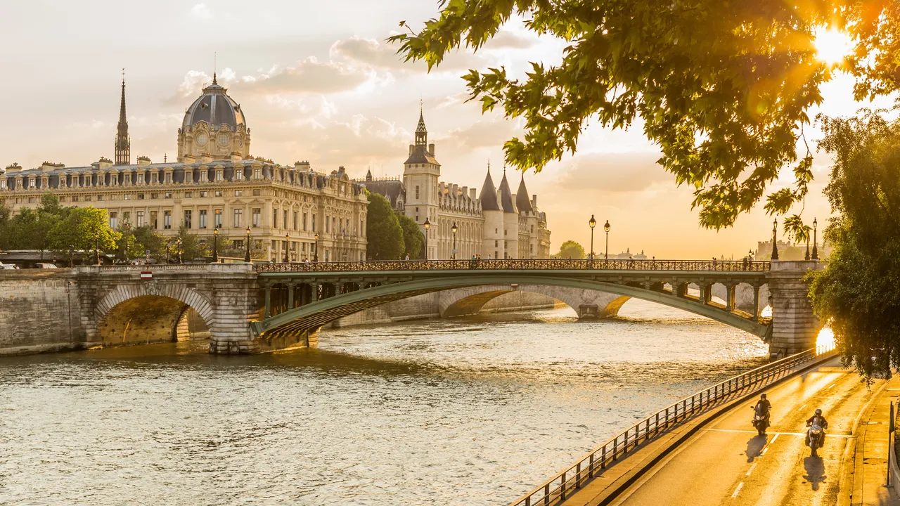 La Conciergerie et la Seine à Paris au coucher du soleil, avant un départ en autocar couchette de nuit