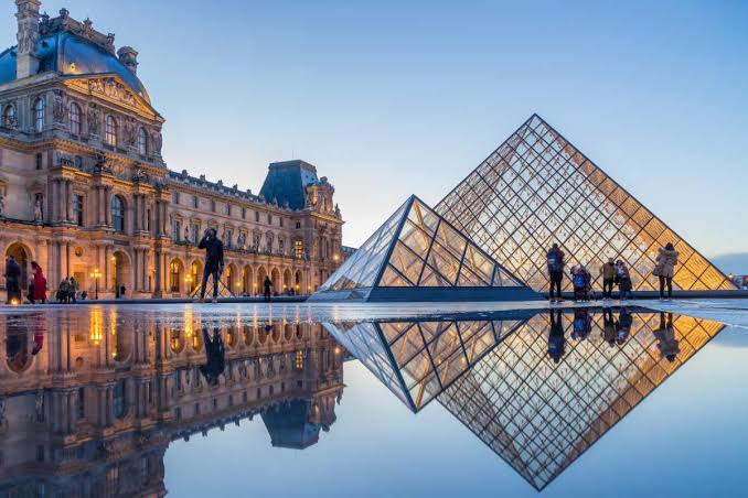 Pyramide du Louvre à Paris, destination pédagogique majeure pour les sorties scolaires
