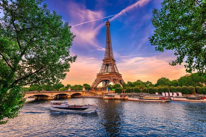 Tour Eiffel et croisière sur la Seine à Paris, quartier d'affaires desservi par nos navettes entreprise